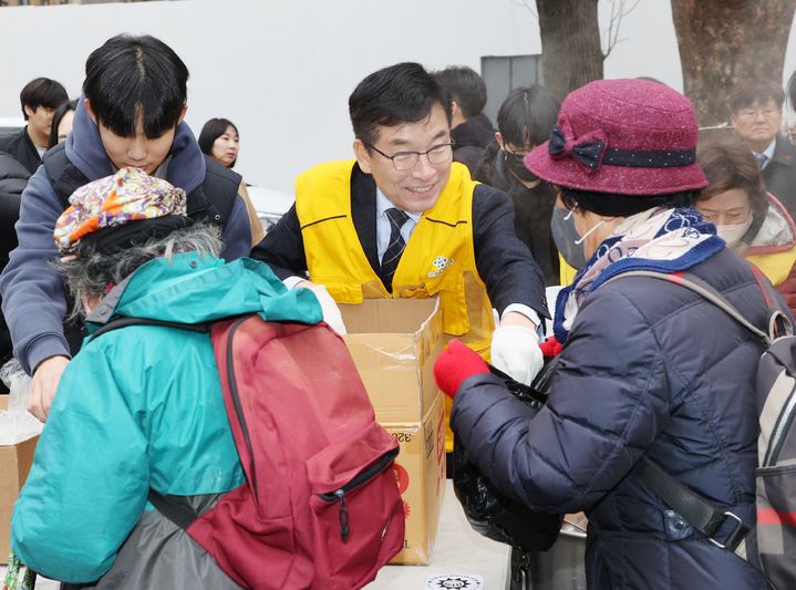 [청주=뉴시스] 윤건영 충북도교육감(가운데)이 20일 청주 상당공원에서 어르신들에게 급식을 나눠주고 있다. (사진=충북교육청 제공) 2025.12.20. photp@newsis.com *재판매 및 DB 금지