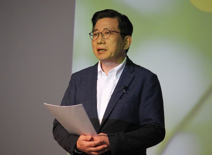 [천안=뉴시스] 최영민 기자 = 조영종 한국바른교육연구원장이 20일 충남 천안시 쌍용동 나사렛대학교에서 자신의 저서 '다시 돌봄의 길 위에서' 북 콘서트를 가졌다. 2025.12.20 ymchoi@newsis.com *재판매 및 DB 금지