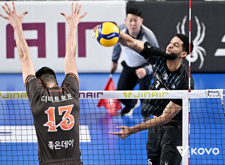 [서울=뉴시스] 남자 프로배구 현대캐피탈 레오가 20일 천안유관순체육관에서 열린 진에어 2025~2026 V-리그 남자부 OK저축은행과의 경기에서 공격을 시도하고 있다. (사진=KOVO 제공) 2025.12.20.