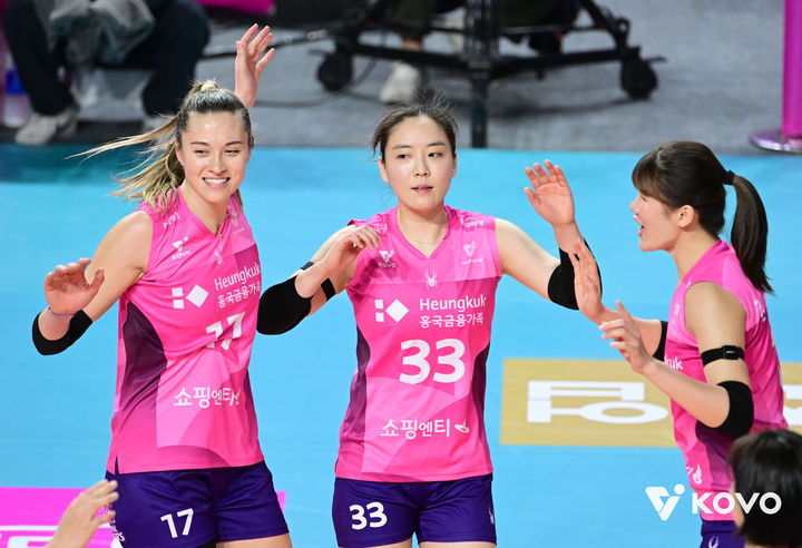 [서울=뉴시스]여자배구 흥국생명 레베카와 이나연, 김다은. (사진=KOVO 제공)