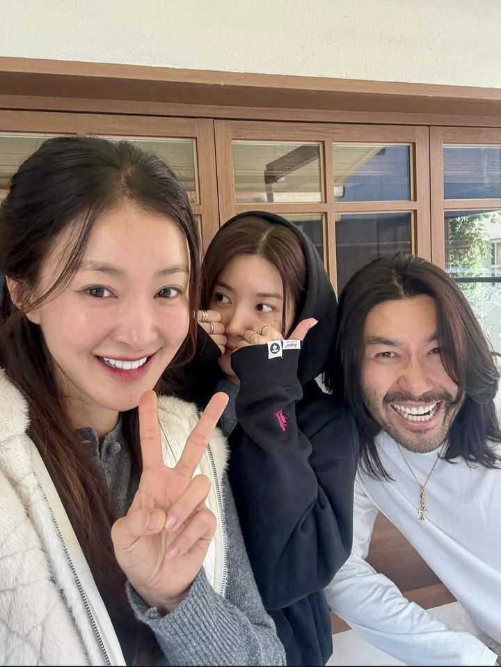 [서울=뉴시스] 왼쪽부터 배우 이시영, 가수 권은비, 방송인 노홍철. (사진=이시영 인스타그램) 2025.12.20. photo@newsis.com *재판매 및 DB 금지