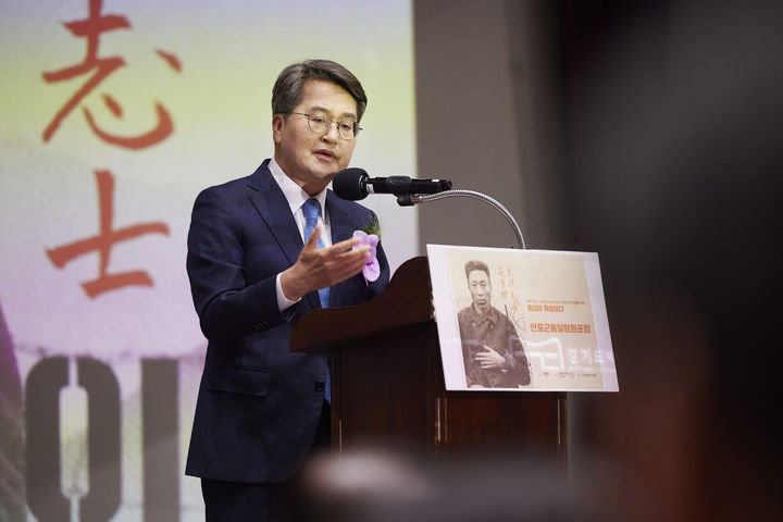 [수원=뉴시스] 20일 오후 경기도박물관에서 열린 광복 80주년 기념 '안중근 의사 특별전' 개막식에서 김동연 지사가 인사말을 하고 있다. (사진=경기도 제공) 2025.12.20. photo@newsis.com *재판매 및 DB 금지