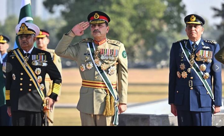 [이슬라마바드=AP/뉴시스] 파키스탄의 육해공군 참모총장이 8일 라왈핀디 합동군사령부에서 열린 의장대 사열식에서 참석하고 있다. 왼쪽부터 나비드 아슈라프 해군, 아심 무니르 육군, 아흐메드 바바르 공군참모총장. 사진은 합동참모본부 공보실이 공개했다.2025.12.20. *재판매 및 DB 금지