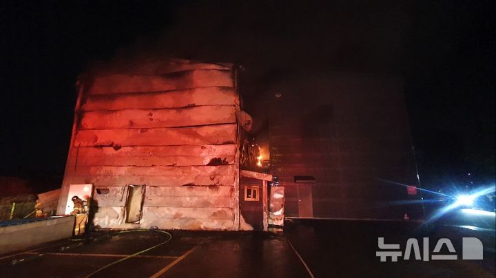 [청주=뉴시스] 화재 현장 (사진= 청주동부소방서 제공) 2025.12.20. photo@newsis.com *재판매 및 DB 금지