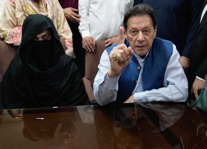 [이슬라마바드=AP/뉴시스] 임란 칸 전 파키스탄 총리와 부인 부슈라 비비가 2023년 7월 17일 파키스탄 라호르 고등법원 사무실에서 여러 사건에 대한 보석금을 제출하기 위한 서류에 서명하기 전 언론에 이야기하고 있다.2025.12.20. *재판매 및 DB 금지