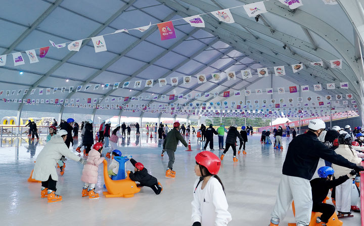[서산=뉴시스] 20일 개장한 서산시 겨울 테마파크 아이스링크에서 시민들이 스케이트를 타고 있다. (사진=서산시 제공) 2025.12.20. photo@newsis.com *재판매 및 DB 금지