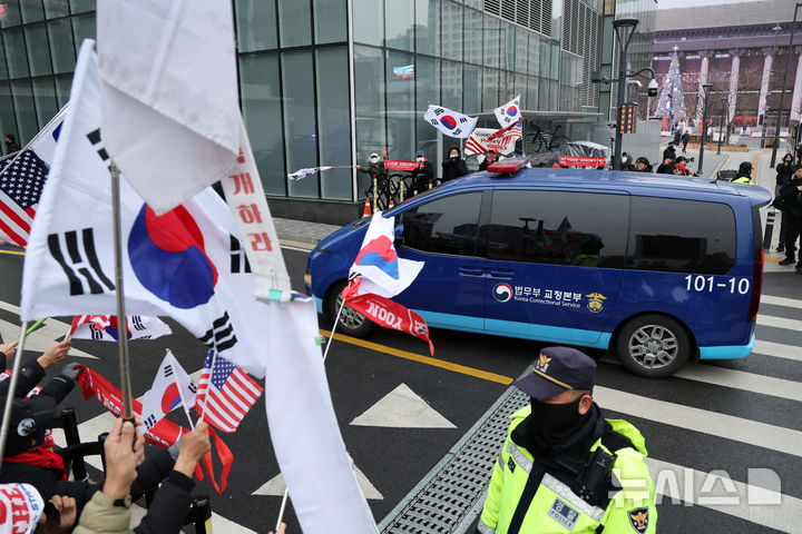 [서울=뉴시스] 조성우 기자 = 윤석열 전 대통령을 태운 호송차가 20일 김건희 특검 사무실이 있는 서울 종로구 KT광화문 웨스트 빌딩으로 들어서고 있다. 2025.12.20. xconfind@newsis.com