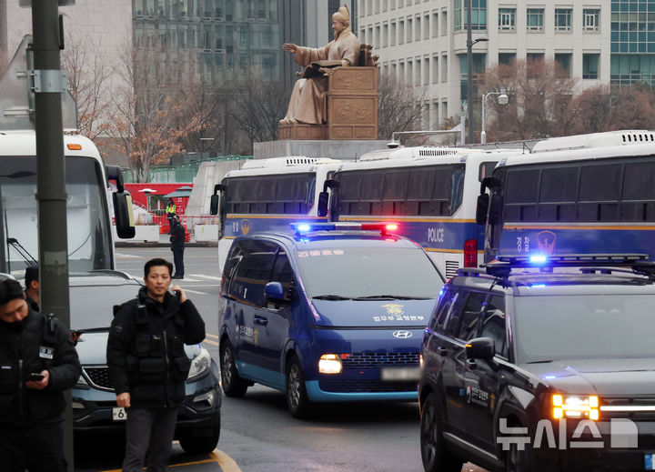 [서울=뉴시스] 조성우 기자 = 윤석열 전 대통령을 태운 호송차가 20일 김건희 특검 사무실이 있는 서울 종로구 KT광화문 웨스트 빌딩으로 들어서고 있다. 2025.12.20. xconfind@newsis.com