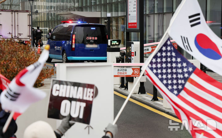 [서울=뉴시스] 조성우 기자 = 윤석열 전 대통령을 태운 호송차가 20일 김건희 특검 사무실이 있는 서울 종로구 KT광화문 웨스트 빌딩으로 들어서고 있다. 2025.12.20. xconfind@newsis.com