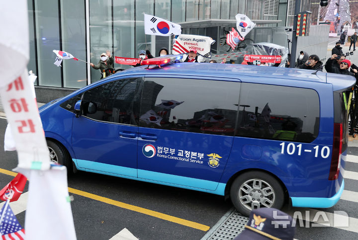 [서울=뉴시스] 조성우 기자 = 윤석열 전 대통령을 태운 호송차가 20일 김건희 특검 사무실이 있는 서울 종로구 KT광화문 웨스트 빌딩으로 들어서고 있다. 2025.12.20. xconfind@newsis.com