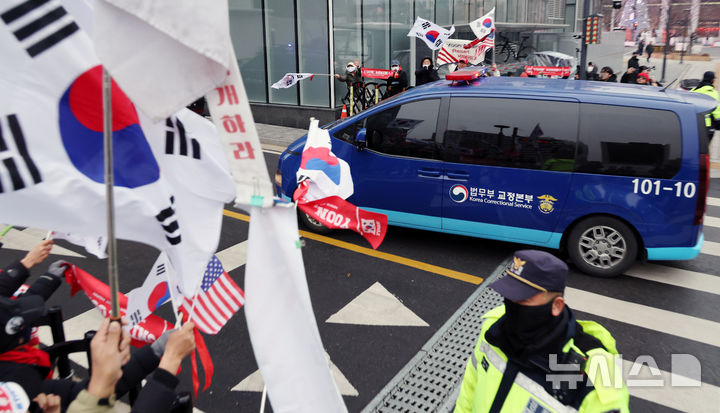 [서울=뉴시스] 조성우 기자 = 윤석열 전 대통령을 태운 호송차가 20일 김건희 특검 사무실이 있는 서울 종로구 KT광화문 웨스트 빌딩으로 들어서고 있다. 2025.12.20. xconfind@newsis.com