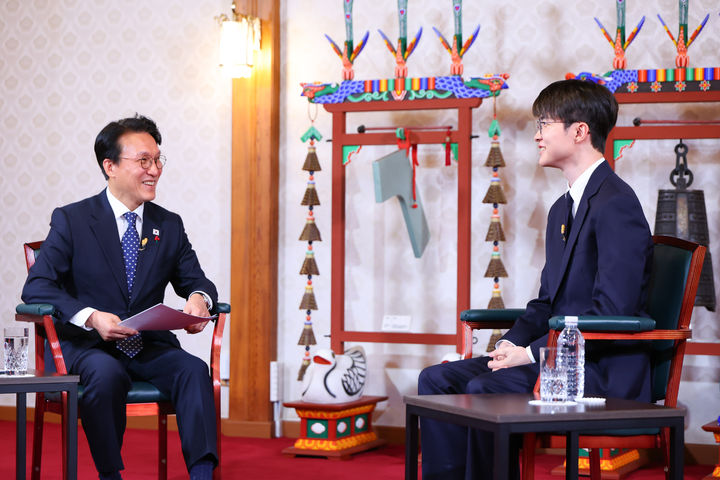 [서울=뉴시스] 황준선 기자 = 김민석 국무총리와 프로게이머 페이커 이상혁 선수가 지난 18일 서울 종로구 국무총리 공관에서 인터뷰를 하고 있다. (사진=국무총리실 제공) 2025.12.20. photo@newsis.com *재판매 및 DB 금지