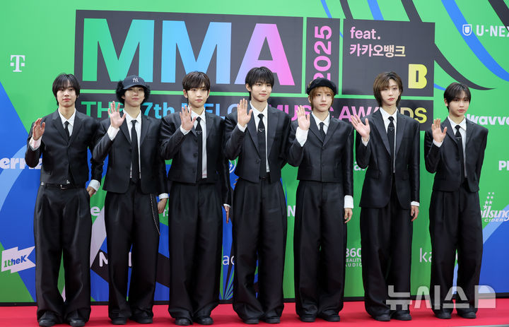 [서울=뉴시스] 김혜진 기자 = 그룹 아이딧이 20일 오후 서울 구로구 고척스카이돔에서 열린 2025 멜론뮤직어워드(MMA2025) 레드카펫을 밟고 있다.&nbsp; 멜론뮤직어워드는 지드래곤(G-DRAGON), 박재범, 10CM, 지코, EXO, 우즈(WOODZ), 제니, 에스파(aespa), 아이브(IVE), 한로로, 보이넥스트도어(BOYNEXTDOOR), 라이즈(RIIZE), 플레이브(PLAVE), NCT WISH, 아일릿(ILLIT), Hearts2Hearts (하츠투하츠), KiiiKiii (키키), ALLDAY PROJECT, IDID (아이딧), 알파드라이브원(ALPHA DRIVE ONE) 등이 출연한다. 2025.12.20. jini@newsis.com