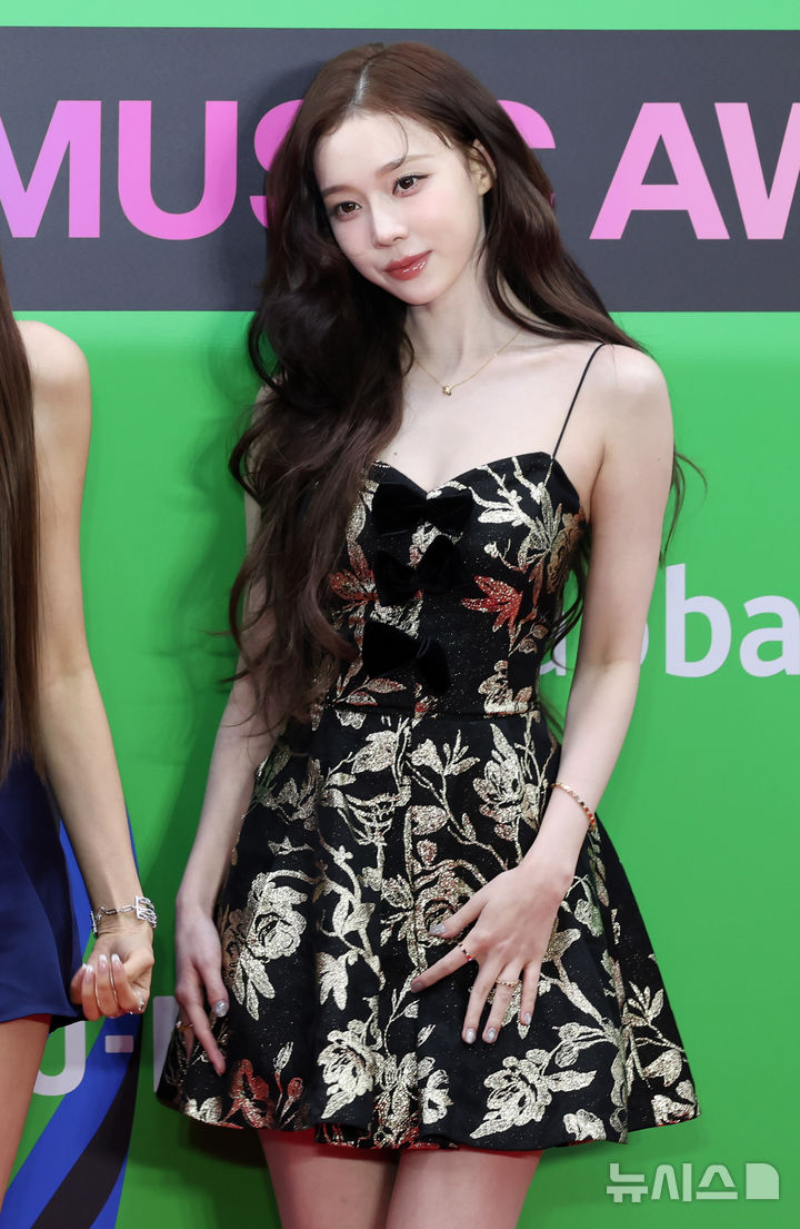 [서울=뉴시스] 김혜진 기자 = 그룹 에스파 윈터가 20일 오후 서울 구로구 고척스카이돔에서 열린 2025 멜론뮤직어워드(MMA2025) 레드카펫을 밟고 있다. 멜론뮤직어워드는 지드래곤(G-DRAGON), 박재범, 10CM, 지코, EXO, 우즈(WOODZ), 제니, 에스파(aespa), 아이브(IVE), 한로로, 보이넥스트도어(BOYNEXTDOOR), 라이즈(RIIZE), 플레이브(PLAVE), NCT WISH, 아일릿(ILLIT), Hearts2Hearts (하츠투하츠), KiiiKiii (키키), ALLDAY PROJECT, IDID (아이딧), 알파드라이브원(ALPHA DRIVE ONE) 등이 출연한다. 2025.12.20. jini@newsis.com