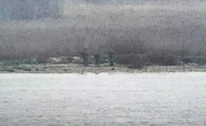 [서울=뉴시스] 러시아 국경경비대원 3명이 17일 공기부양정을 타고 나바르강을 건너와 에스토니아 영토에 들어와 머물고 있는 모습이 에스토니아 국경경비대에 포착됐다.(출처: 키이우 인디펜던트) 2025.12.21. *재판매 및 DB 금지