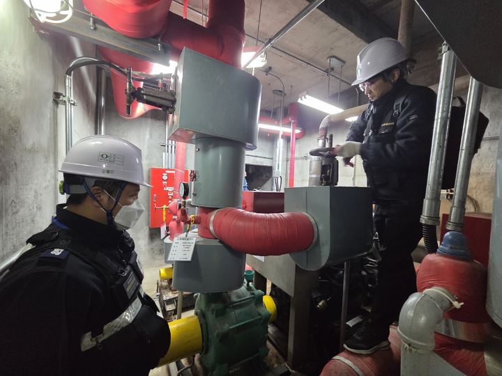 [진주=뉴시스]진주소방서, 겨울철 화재취약 공장시설 합동점검 포스터.(사진=진주소방서 제공).2025.12.21.photo@newsis.com *재판매 및 DB 금지