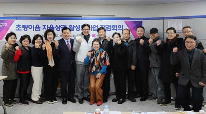 [부산=뉴시스] 박형준 시장이 초량전통시장 일원 초량이음자율상권 상권 활성화 사업 현장을 방문했다. (사진=부산시 제공) 2025.12.21. photo@newsis.com *재판매 및 DB 금지