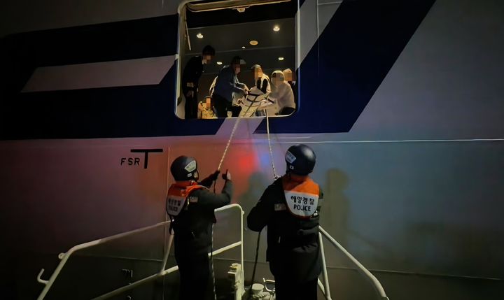 [부산=뉴시스] 21일 부산 광안대교 해상을 지나던 크루즈선 내부에서 60대 승객이 추락해 다쳤다는 신고가 해경에 접수, 구조 작업이 진행되고 있다. (사진=부산해경 제공) 2025.12.21. photo@newsis.com *재판매 및 DB 금지