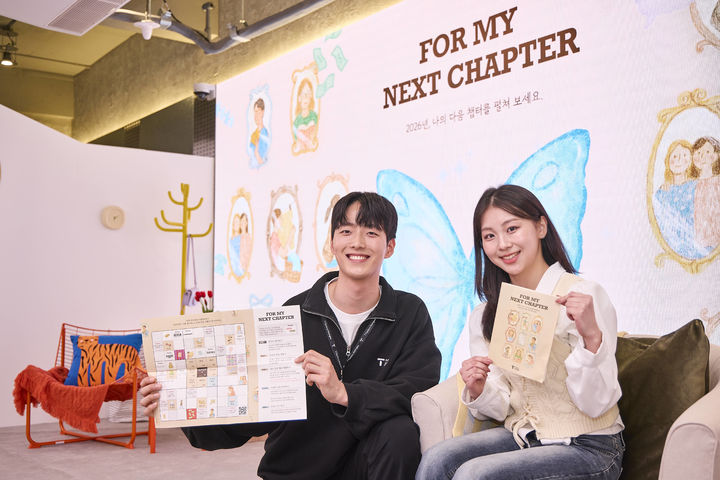 [서울=뉴시스] SK텔레콤은 자사 플래그십 스토어 T 팩토리 성수에서 21일부터 내년 2월 22일까지 신규 전시 '포 마이 넥스트 챕터(FOR MY NEXT CHAPTER)'를 진행한다고 밝혔다. (사진=SKT 제공) 2025.12.21. photo@newsis.com *재판매 및 DB 금지