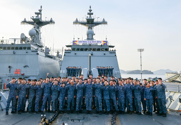 [서울=뉴시스] 2025년 '해군 포술 최우수 전투함'으로 선발된 해군 구축함 대조영함(DDH-Ⅱ·4400t급) 장병들이 기념사진을 촬영하고 있다. (사진=해군 제공) 2025.12.21. photo@newsis.com *재판매 및 DB 금지