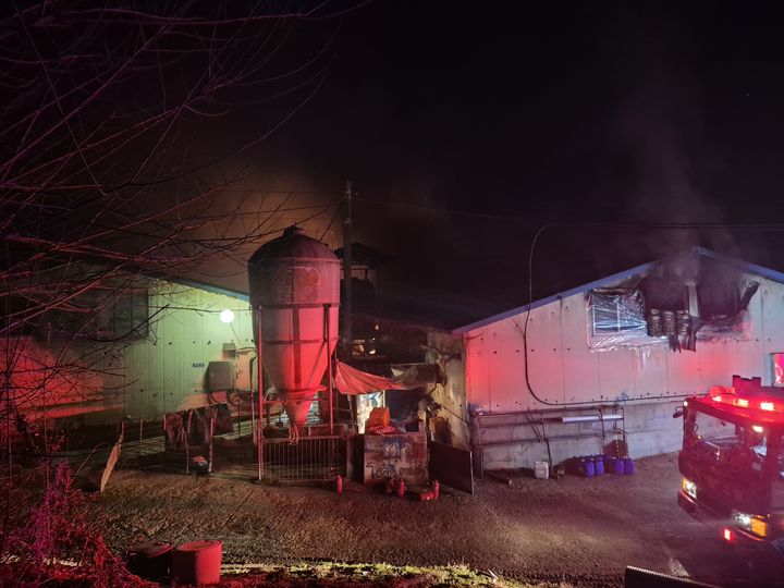 [임실=뉴시스] 21일 오전 4시17분께 전북 임실군 신평면의 한 돈사에서 불이 나 창문에서 검은 연기가 피어오르고 있다. (사진=전북도소방본부 제공) 2025.12.21. photo@newsis.com *재판매 및 DB 금지