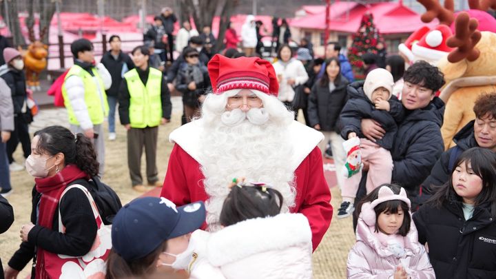 [봉화=뉴시스] 김진호 기자 = 경북 봉화군 소천면 분천산타마을이 20일 개장식을 갖고 58일간 운영에 들어갔다. 산타가 선물을 나눠주고 있다. (사진=봉화군 제공) 2025.12.21.photo@newsis.com *재판매 및 DB 금지