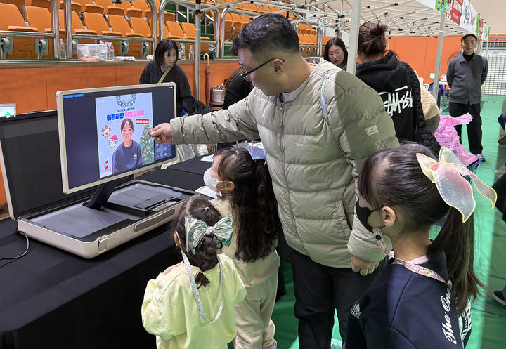 정선군청소년수련관이 지난 20일 정선종합경기장 실내체육관에서 어린이와 청소년, 지역주민이 함께하는 2025년 '아리하랑 어울림마당'을 개최하고 있다.(사진=정선군 제공) *재판매 및 DB 금지
