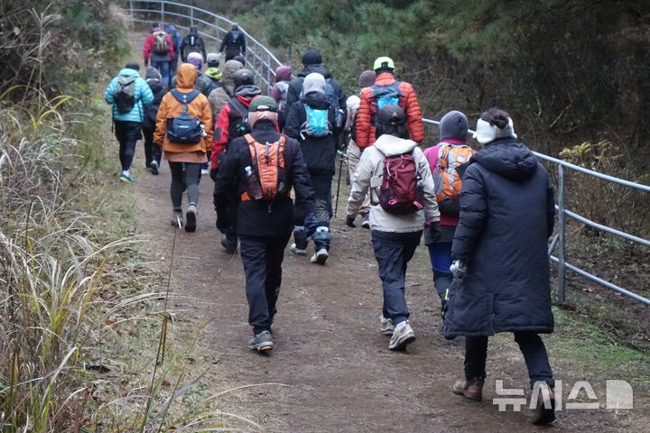 [제주=뉴시스] 양영전 기자 = '2025년 제주 트레일워킹 아카데미' 마지막 실전체험이 진행된 21일 오전 아카데미 1기 교육생들이 제주시 애월읍 족은노꼬메오름을 오르고 있다. 2025.12.21. 0jeoni@newsis.com