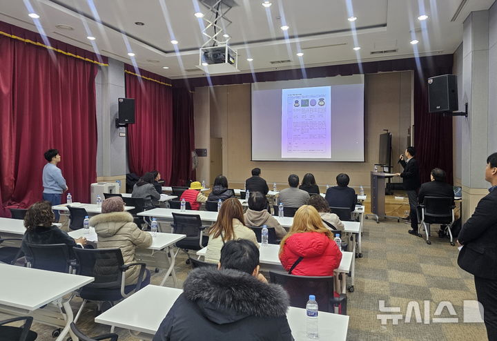 [시흥=뉴시스]시흥시가 오이도 하수관로 정비에 따른 주민 설명회를 열고 있다. (사진=시흥시 제공).2025.12.21.photo@newsis.om 