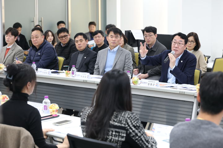 [화성=뉴시스]정명근 화성시장(사진 두 번째 줄 오른쪽 첫 번째)이 19일 동탄출장소에서 동탄2 입주자대표 회장단 협의회와 소통간담회를 갖고 LH의 일방적인 사전공고에 대해 이야기하고 있다.(사진=화성시 제공)2025.12.21.photo@newsis.com *재판매 및 DB 금지