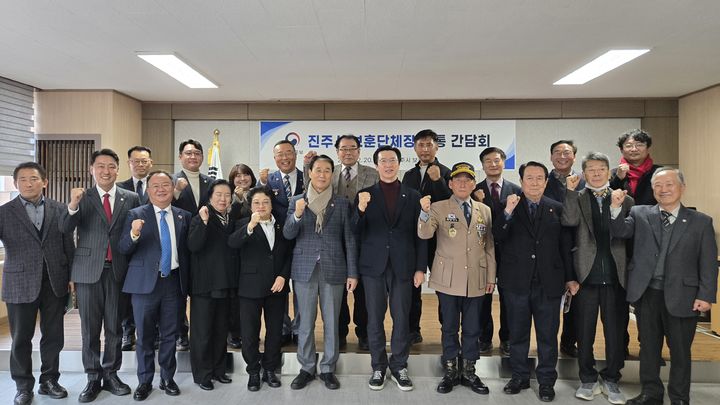 [진주=뉴시스]강민국 의원, 권오을 보훈부 장관 초청 진주보훈단체장 소통 간담회.(사진=강민국 의원실 제공).2025.12.21.photo@newsis.com *재판매 및 DB 금지