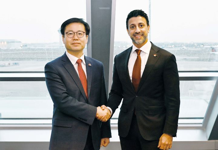 [세종=뉴시스]여한구 산업통상부 통상교섭본부장은 18일(현지 시간) 캐나다 토론토에서 마닌더 시두(Maninder Sidhu) 캐나다 국제통상부 장관과 면담을 가졌다.(사진=산업부 제공) *재판매 및 DB 금지