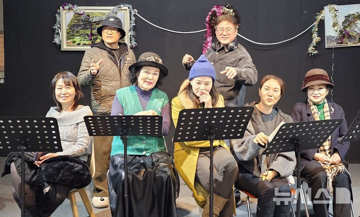 [창원=뉴시스]'극작수레' 작가들과 창원예술극단 배우들이 창원예술극단 소극장 '표현공간'에서 낭독극 '꼭 안아주세요' 연습 중 포즈를 취하고 있다.(사진=극작수레 제공) 2025.12.21. photo@newsis.com