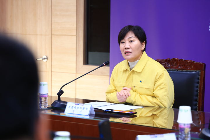 [세종=뉴시스] 농림축산식품부는 송미령 장관은 21일 충북도청 재난안전대책본부와 청주시 소재 거점소독시설을 방문해 가금농장 방역관리 상황과 축산차량·운전자 소독 등 방역관리 실태를 점검했다고 밝혔다. (사진=농식품부 제공) 2025.12.21. photo@newsis.com *재판매 및 DB 금지