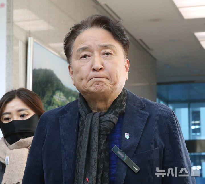 [청주=뉴시스] 서주영 기자 = 돈 봉투 수수, 산막 뇌물 혐의를 받고 있는 김영환 충북지사가 21일 충북경찰청에서 2차 소환 조사를 받은 뒤 입장을 밝히고 있다. 2025.12.21. juyeong@newsis.com 