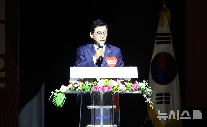 [포항=뉴시스] 송종욱 기자 = 20일 포항시 남구 효자아트홀에서 국민의힘 포항시 남구·울릉군 당원협의회 송년 연수와 당원 교육이 열린 가운데 이상휘 당협위원장이 인사말을 하며 당원에게 고마움을 전하고 있다. (사진=국민의힘 포항 남·울릉당원협의회 제공) 2025.12.21. photo@newsis.com