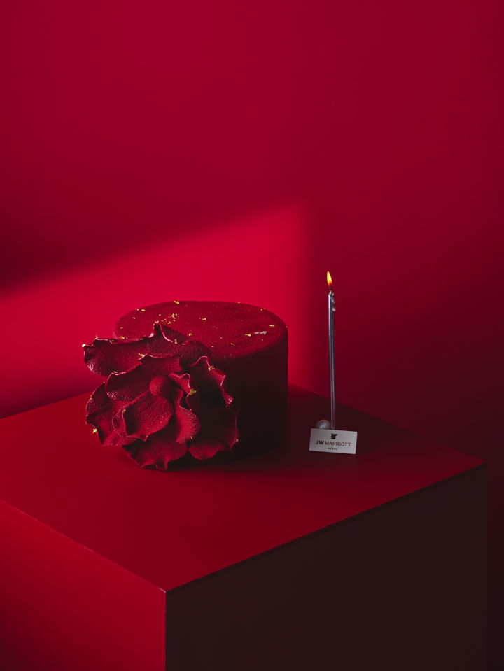 JW 메리어트 서울 ‘2025 크리스마스 케이크 컬렉션’ 중 ‘포인세티아 레드벨벳 케이크’ *재판매 및 DB 금지