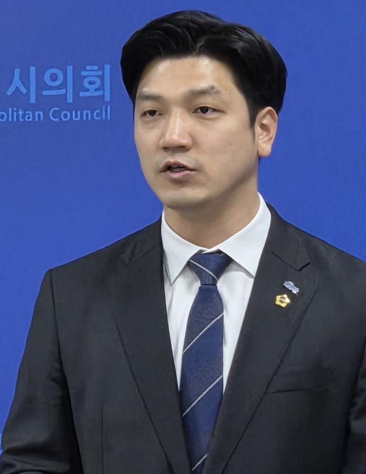 [광주=뉴시스] 이명노 광주시의원이 21일 더불어민주당 광주시당 운영위원회 여성특구 지정과 관련해 기자회견을 하고 있다. (사진 = 이명노 광주시의원 제공) 2025.12.21. photo@newsis.com *재판매 및 DB 금지