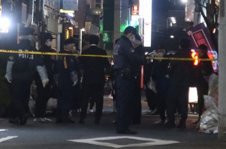 [뉴시스] 지난 6일 냉장고에서 아기 시신이 발견된 일본 도쿄도 스미다구의 한 풍속점 사무실 주변에 모인 수사관들의 모습. (사진=마이니치신문) 2025.12.21 *재판매 및 DB 금지