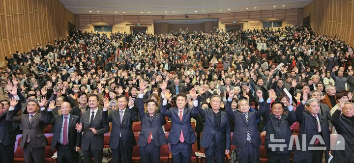 [포항=뉴시스] 송종욱 기자 = 20일 포항문화예술회관에서 김일만 포항시의회 의장의 저서 '포항만, 시민만 바라보는 김일만의 약속' 출판기념회 및 북 콘서트에서 참석자들이 'AI 김일만'의 인사에 손을 들어 반기고 있다. (사진=김일만 의장 제공) 2025.12.21. photo@newsis.com