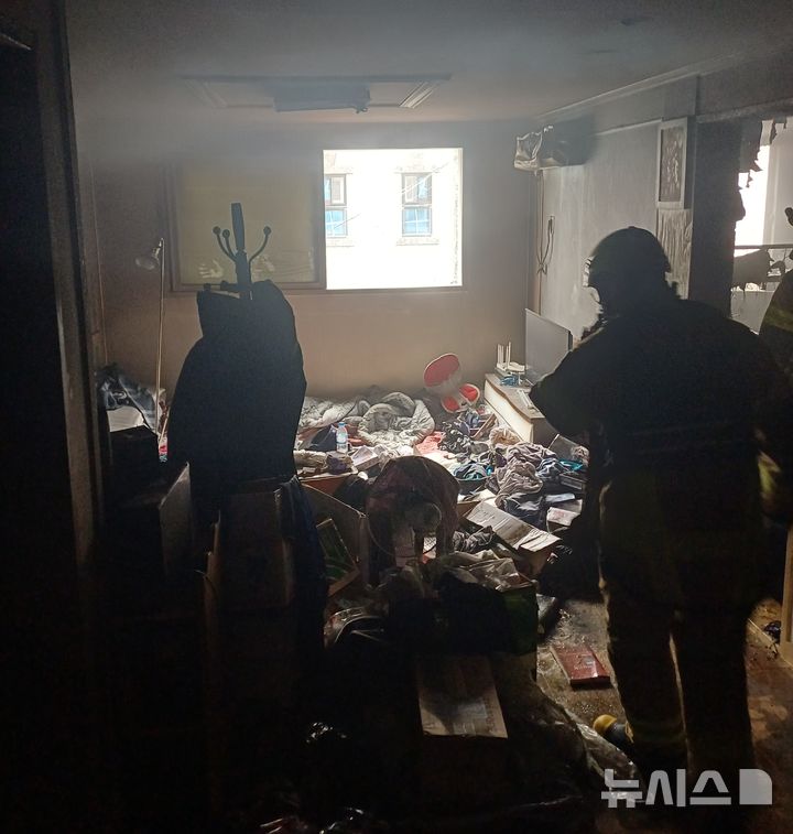 [포항=뉴시스] 안병철 기자 = 지난 20일 낮 12시7분께 경북 포항시 북구 죽도동 한 다가구주택 2층에서 불이 났다.(사진=경북소방본부 제공) 2025.12.21. photo@newsis.com