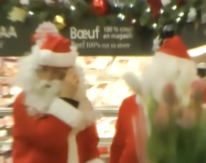 [뉴시스] 캐나다 몬트리올의 한 대형마트에서 산타클로스 복장을 한 단체 '골목의 로빈들(Robins des rues)'이 한밤중에 대량의 식료품을 훔쳐 달아나는 사건이 발생했다. (사진 = 가디언 캡처) 2025.12.21. *재판매 및 DB 금지