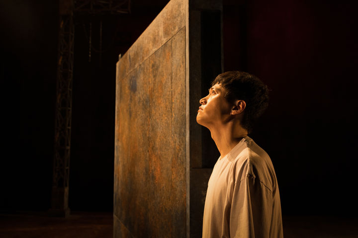 '엔드 월(End Wall)- 저 벽 너머에는 뭐가 있을까?' 공연 장면. (사진=대학로 극장 쿼드·이강물 연출 제공) *재판매 및 DB 금지