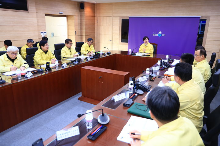 [세종=뉴시스] 사진은 송미령 농림축산식품부 장관이 21일 충북도청 재난안전대책본부와 청주시 소재 거점소독시설을 방문해 가금농장 방역관리 상황과 축산차량·운전자 소독 등 방역관리 실태를 점검하고 있는 모습. (사진=농식품부 제공) 2025.12.21. photo@newsis.com *재판매 및 DB 금지