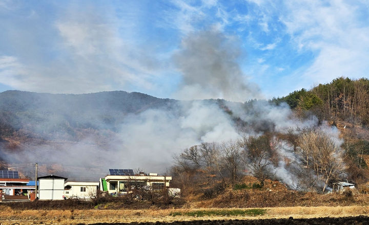 [광양=뉴시스] 21일 오후 2시19분께 전남 광양시 옥곡면 한 야산에서 불이 나 산림 당국이 37분 만에 진화했다. (사진 = 산림청 제공) 2025.12.21. photo@newsis.com *재판매 및 DB 금지