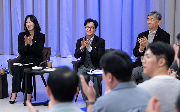 CJ그룹 이재현 회장이 서울 서초구 CJ온스타일 본사에서 직원들을 만났다. 왼쪽부터 CJ ENM 커머스부문 이선영 대표, 이재현 회장, CJ주식회사 김홍기 대표. (사진=CJ 제공) *재판매 및 DB 금지