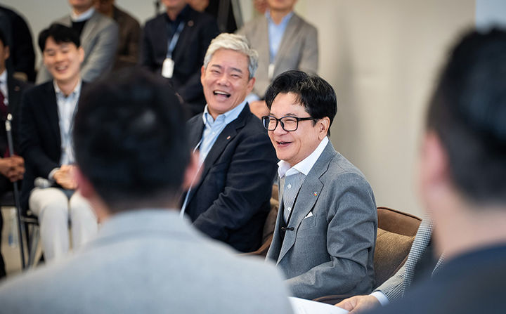 CJ그룹 이재현 회장이 서울 종로구 CJ대한통운 본사를 찾아 임직원을 만났다. 왼쪽부터 CJ대한통운 신영수 대표, 이재현 회장. (사진=CJ 제공) *재판매 및 DB 금지