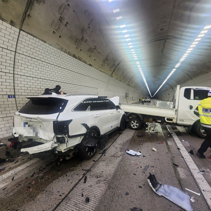 [대구=뉴시스]중앙고속도로 다부터널에서 추돌사고가 발생한 모습이다(사진=경북소방본부 제공) 2025.12.21 photo@newsis.com *재판매 및 DB 금지