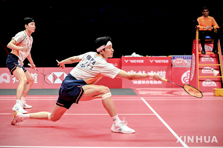[항저우=신화/뉴시스] 배드민턴 김원호(오른쪽)-서승재, 2025 세계배드민턴연맹(BWF) 월드 투어 파이널스 우승. 2025.12.20.
