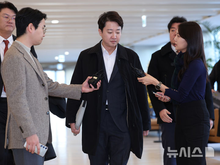 [서울=뉴시스] 김진아 기자 = 이준석 개혁신당 대표가 21일 서울 종로구 광화문 KT 빌딩에 마련된 김건희 특검(특별검사 민중기) 사무실에 윤석열 전 대통령 부부의 공천개입 의혹 관련 조사를 받기 위해 피의자 신분으로 출석하고 있다. 2025.12.21. bluesoda@newsis.com